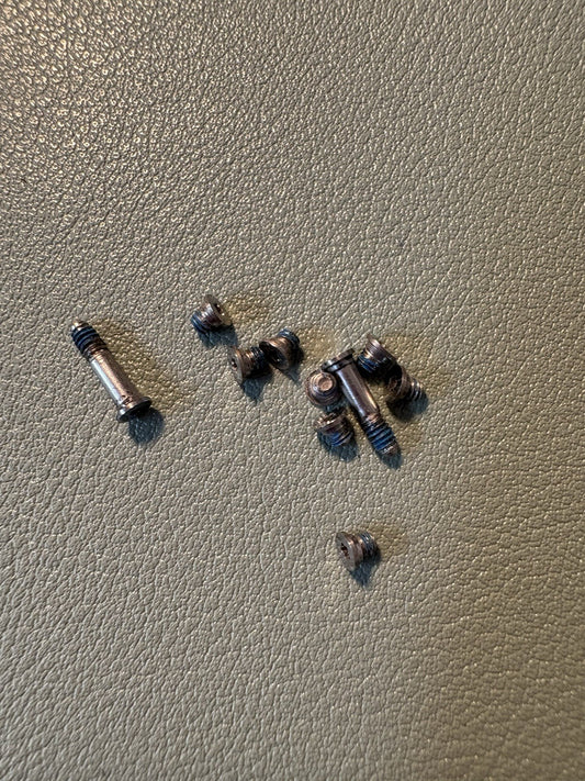 MacBook Air Schrauben 10 Stück ( 2 lang 8 kurz ) A1369 A1370 A1466 A1465