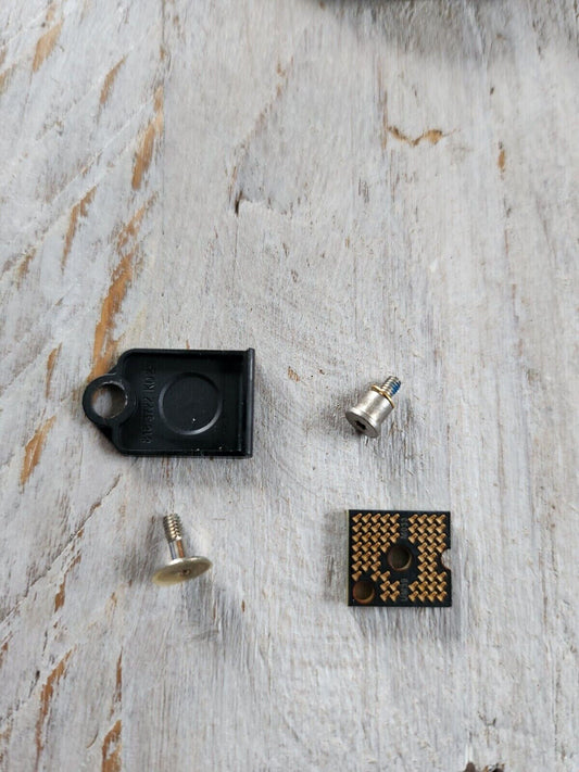 Vis de batterie et carte de contact du MacBook Pro 13" A1425